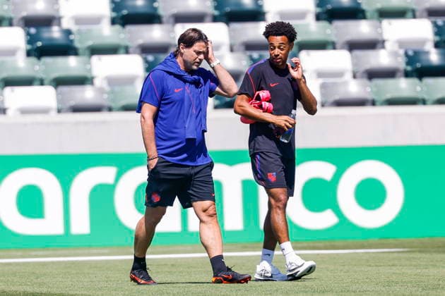 FIFA World Cup, WM, Weltmeisterschaft, Fussball 2026 - USA Training Session USA Head Coach Mauricio Pochettino (L) speaks to midfielder Tyler Adams during a training session for the national team, Nationalteam at the Great Park Sports Complex in Irvine, California, USA, 11 June 2026. IRVINE CALIFORNIA UNITED STATES  Copyright: xCHRISxTORRESx