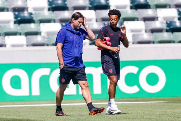 FIFA World Cup, WM, Weltmeisterschaft, Fussball 2026 - USA Training Session USA Head Coach Mauricio Pochettino (L) speaks to midfielder Tyler Adams during a training session for the national team, Nationalteam at the Great Park Sports Complex in Irvine, California, USA, 11 June 2026. IRVINE CALIFORNIA UNITED STATES  Copyright: xCHRISxTORRESx