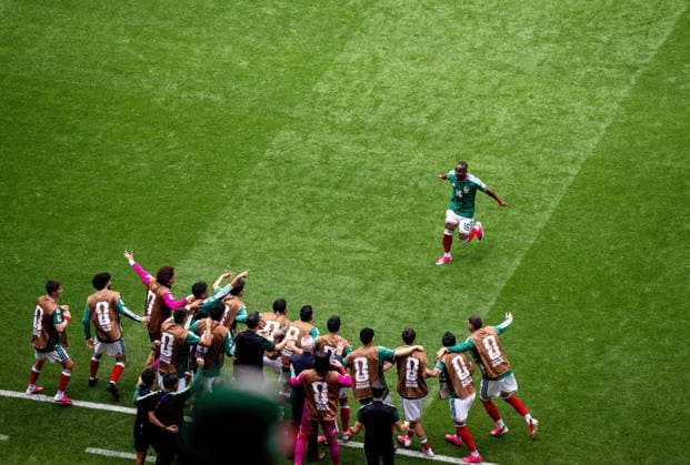 Fußball, Herren, FIFA World Cup, WM, Weltmeisterschaft, Fussball 2026 in Mexiko, Kanada und USA, Eröffnungsspiel in Mexiko-City (Gruppe A, 1. Spieltag), Mexiko - Südafrika, Julian Quinones (Mexiko) jubelt nach Tor zum 1:0 mit den Wechselspielern, 11.06. 2026, *** Soccer, Men, FIFA World Cup 2026 in Mexico, Canada and USA, Opening match in Mexico City Group A, Matchday 1 , Mexico South Africa, Julian Quinones Mexico celebrates after scoring 1-0 with the substitutes, 11 06 2026, Copyright: xMatthiasxKochx
