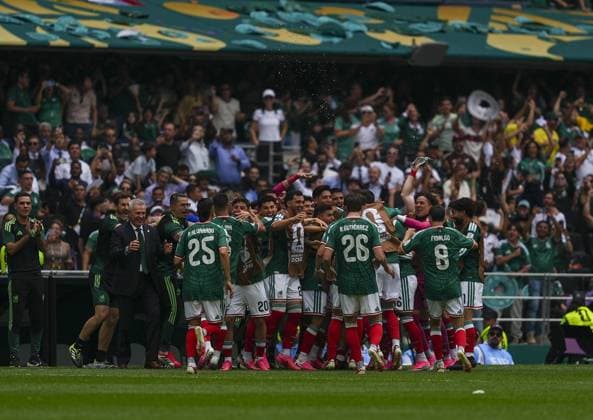 Mexico v South Africa - FIFA World Cup, WM, Weltmeisterschaft, Fussball 2026 - Group A MEXICO CITY, MEXICO - JUNE 11: Julian Quinones (16) of Mexico celebrates with his teammates after scoring a goal during the World Cup First Stage Group A match between Mexico and South Africa at Estadio Azteca (Mexico Stadium) in Mexico City, Mexico on June 11, 2026. Juancho Torres Anadolu Mexico City Mexico. Editorial use only. Please get in touch for any other usage.  Copyright: x2026xAnadoluxJuanchoxTorresx