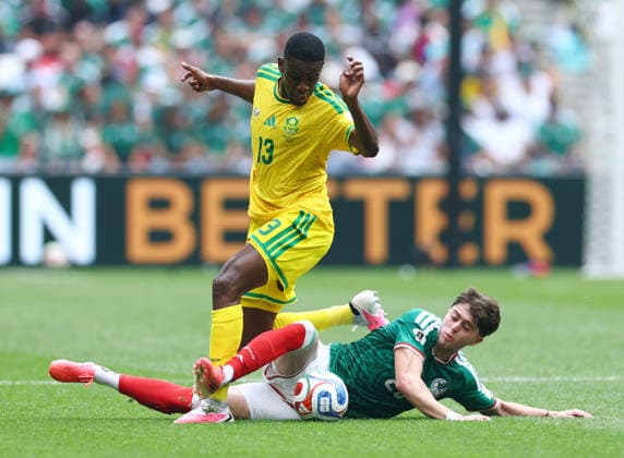 South Africa s Sphephelo Sithole (13) fights for the ball with Mexico s Brian Gutierrez in the first half of a FIFA World Cup, WM, Weltmeisterschaft, Fussball match at Aztec Stadium in Mexico City, Mexico, on Thursday, June 11, 2026.  MEX20260611910 CHRISTIANxBRUNSKILL