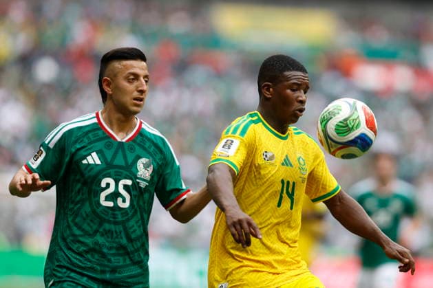 FIFA World Cup, WM, Weltmeisterschaft, Fussball 2026 - Group A - Mexico vs South Africa Roberto Alvarado (L) of Mexico and Mbekezeli Mbokazi of South Africa in action during the FIFA World Cup 2026 Group A match between Mexico and South Africa in Mexico City, Mexico, 11 June 2026. Mexico City Mexico  Copyright: xSASHENKAxGUTIERREZx