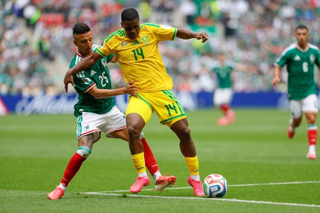 FIFA World Cup, WM, Weltmeisterschaft, Fussball 2026 - Group A - Mexico vs South Africa Roberto Alvarado (L) of Mexico and Mbekezeli Mbokazi of South Africa in action during the FIFA World Cup 2026 Group A match between Mexico and South Africa in Mexico City, Mexico, 11 June 2026. Mexico City Mexico  Copyright: xSASHENKAxGUTIERREZx