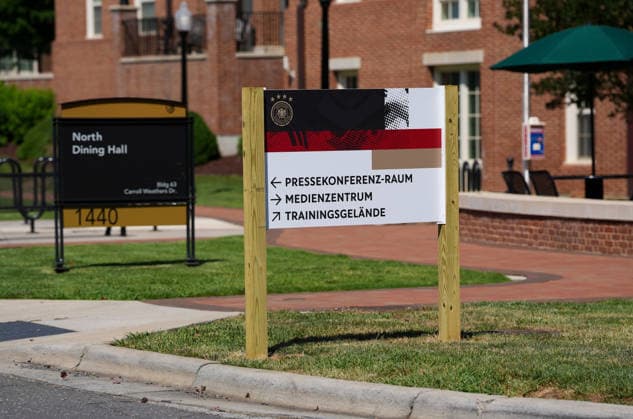 Signposts on the Wake Forest University campus mark locations of the German national team base camp USA, German national soccer team, Base Camp, Winston Salem, 11 06 2026 USA, German national soccer team, Base Camp, Winston Salem, 11 06 2026 Winston Salem Copyright: xEibner-Pressefoto ScottxColemanx EP_SCN