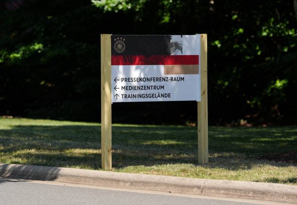 Signposts on the Wake Forest University campus mark locations of the German national team base camp USA, German national soccer team, Base Camp, Winston Salem, 11 06 2026 USA, German national soccer team, Base Camp, Winston Salem, 11 06 2026 Winston Salem Copyright: xEibner-Pressefoto ScottxColemanx EP_SCN