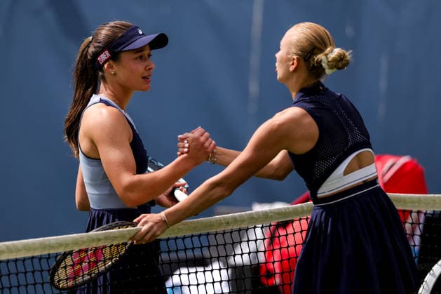 ROSMALEN, NETHERLANDS - JUNE 11: Zeynep Sonmez of Turkey and Anastasia Potapova of Austria shake hands after their Women s Singles Second Round match during Day 4 of the Libema Open Grass Court Championships at the Autotron on June 11, 2026 in Rosmalen, Netherlands.  Copyright: xRenexNijhuis MBxMediax
