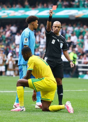 Referee Wilton Pereira Sampaio shows South Africa s Sphephelo Sithole a red card after he tackled Mexico s Brian Gutierrez just outside the box in the second half of a FIFA World Cup, WM, Weltmeisterschaft, Fussball match at Aztec Stadium in Mexico City, Mexico, on Thursday, June 11, 2026.  MEX20260611913 CHRISTIANxBRUNSKILL