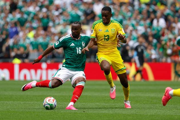 FIFA World Cup, WM, Weltmeisterschaft, Fussball 2026 - Group A - Mexico vs South Africa Julian Quinones of Mexico (L) and Sphephelo Sithole of South Africa in action during the FIFA World Cup 2026 Group A match between Mexico and South Africa in Mexico City, Mexico, 11 June 2026. Mexico City Mexico  Copyright: xSASHENKAxGUTIERREZx