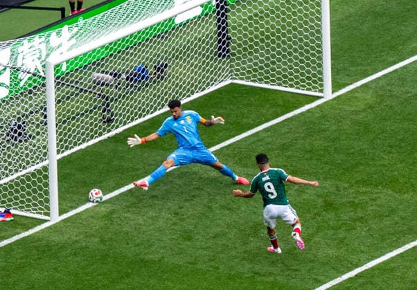 Soccer, Men, FIFA World Cup 2026 in Mexico, Canada and USA, Opening match in Mexico City Group A, Matchday 1 , Mexico South Africa, Raul Jimenez Mexico scores the 2-0 goal against goalkeeper Ronwen Williams South Africa , 11 06 2026, Copyright: xMatthiasxKochx