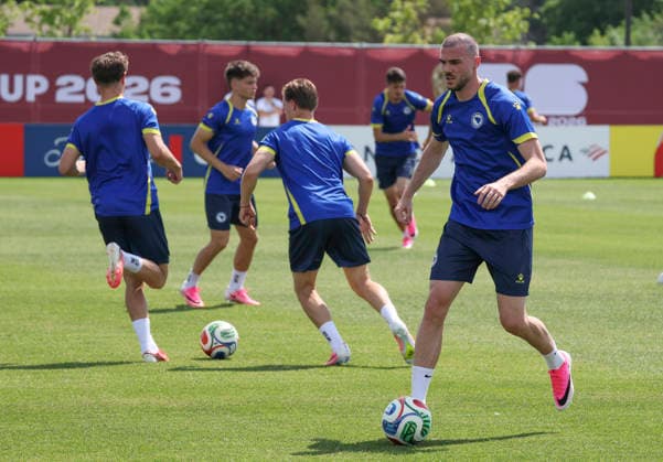 (260612) -- TORONTO, June 12, 2026 -- Players of Bosnia and Herzegovina attend a training session ahead of the group stage match against Canada at the FIFA World Cup, WM, Weltmeisterschaft, Fussball 2026 in Toronto, Canada, June 11, 2026. (Photo by Xinhua) (SP)CANADA-TORONTO-FOOTBALL-FIFA WORLD CUP-TEAM BOSNIA AND HERZEGOVINA-TRAINING ZouxZheng 