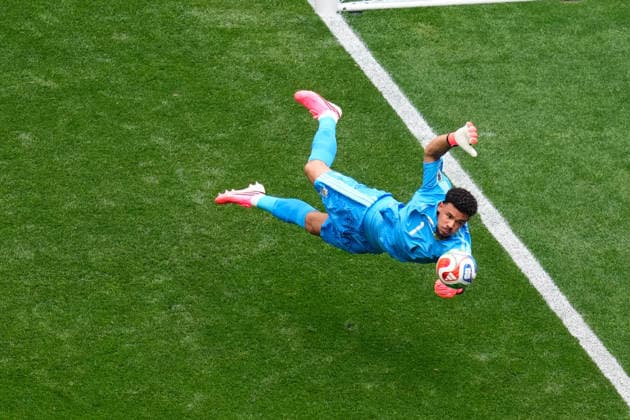 Mexico v South Africa: Group A - FIFA World Cup, WM, Weltmeisterschaft, Fussball 2026 Ronwen Williams of South Africa save a shot during the FIFA World Cup 2026 Group A match between Mexico and South Africa at Mexico City Stadium on June 11, 2026 in Mexico City, Mexico. Mexico City Mexico  Copyright: xJosexBretonx originalFilename:bretonhernandez-mexicovs260611_npAgM.jpg