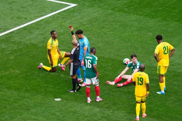 Mexico v South Africa: Group A - FIFA World Cup, WM, Weltmeisterschaft, Fussball 2026 Sphephelo Sithole of South Africa see the red card during the FIFA World Cup 2026 Group A match between Mexico and South Africa at Mexico City Stadium on June 11, 2026 in Mexico City, Mexico. Mexico City Mexico  Copyright: xJosexBretonx originalFilename:bretonhernandez-mexicovs260611_np7dM.jpg