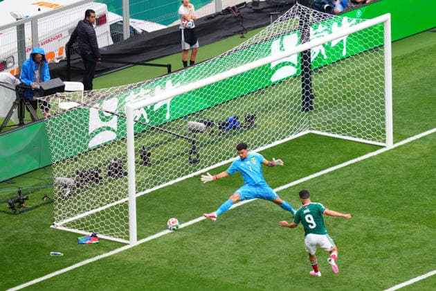 Mexico v South Africa: Group A - FIFA World Cup, WM, Weltmeisterschaft, Fussball 2026 Raul Jimenez of Mexico shoots for goal during the FIFA World Cup 2026 Group A match between Mexico and South Africa at Mexico City Stadium on June 11, 2026 in Mexico City, Mexico. Mexico City Mexico  Copyright: xJosexBretonx originalFilename:bretonhernandez-mexicovs260611_nphNW.jpg