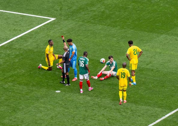 Soccer, Men, FIFA World Cup 2026 in Mexico, Canada and USA, Opening match in Mexico City Group A, Matchday 1 , Mexico South Africa, Referee Wilton Sampaio shows Sphephelo Sithole South Africa the red card, 11 06 2026, Copyright: xMatthiasxKochx