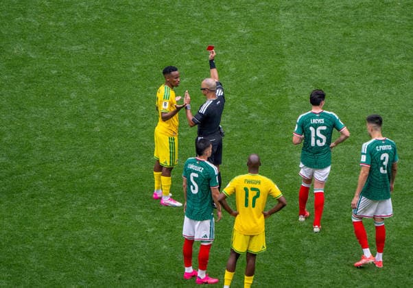Soccer, Men, FIFA World Cup 2026 in Mexico, Canada and USA, Opening match in Mexico City Group A, Matchday 1 , Mexico South Africa, Referee Wilton Sampaio shows Themba Zwane South Africa the red card, 11 06 2026, Copyright: xMatthiasxKochx