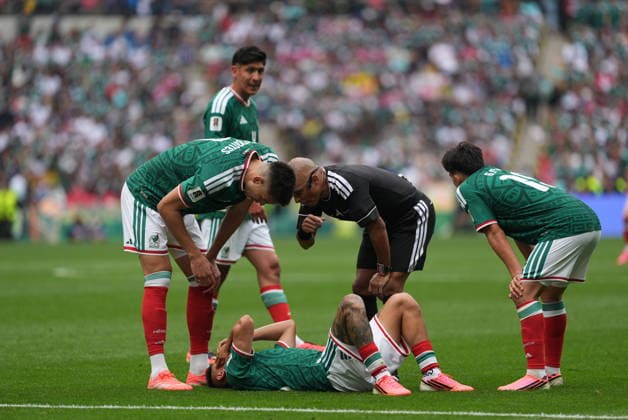 Mexico v South Africa - FIFA World Cup, WM, Weltmeisterschaft, Fussball 2026 - Group A MEXICO CITY, MEXICO - JUNE 11: Roberto Alvarado (25) of Mexico gets injured during the World Cup First Stage Group A match between Mexico and South Africa at Estadio Azteca (Mexico Stadium) in Mexico City, Mexico on June 11, 2026. Juancho Torres Anadolu Mexico City Mexico. Editorial use only. Please get in touch for any other usage.  Copyright: x2026xAnadoluxJuanchoxTorresx