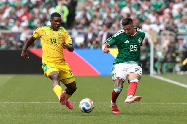 FIFA World Cup, WM, Weltmeisterschaft, Fussball 2026 - Group A - Mexico vs South Africa Roberto Alvarado (R) of Mexico and Mbekezeli Mbokazi of South Africa during the FIFA World Cup 2026 Group A match between Mexico and South Africa in Mexico City, Mexico, 11 June 2026. Mexico City Mexico  Copyright: xJOSExMENDEZx