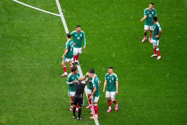 Mexico v South Africa: Group A - FIFA World Cup, WM, Weltmeisterschaft, Fussball 2026 Cesar Montes of Mexico see the red card during the FIFA World Cup 2026 Group A match between Mexico and South Africa at Mexico City Stadium on June 11, 2026 in Mexico City, Mexico. Mexico City Mexico  Copyright: xJosexBretonx originalFilename:bretonhernandez-mexicovs260611_npLvP.jpg