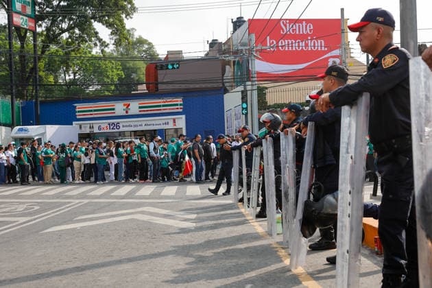 MEXICO VS SOUTH AFRICA - OPENING- FIFA World Cup, WM, Weltmeisterschaft, Fussball 2026 - 11 JUNE 2026 MEXICO CITY, MEXICO. June 11th: Security personnel stand outside Mexico City Stadium ahead of the opening match of the FIFA World Cup 2026 between Mexico and South Africa, held at Mexico City Stadium in Mexico City, Mexico. (PHOTO BY STRAFFON IMAGES IMAGO DANIEL GAMEZ MANDATORY CREDIT EDITORIAL USE Copyright: xDANIELxGAMEZx