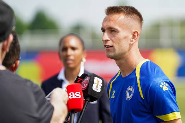 Bosnia and Herzegovina Training Day - 2026 FIFA World Cup, WM, Weltmeisterschaft, Fussball Amar MEMIC 15 of Bosnia and Herzegovina national football team attending media during the training day ahead the 2026 FIFA World Cup Group B match against Canada at Centennial Park. on June 11, 2026 in Toronto, Canada. (Photo by Leonardo Ramirez Eyepix Group) Copyright: xLeonardoxRamirezx xEyepixxGroupx LR11062026-00865