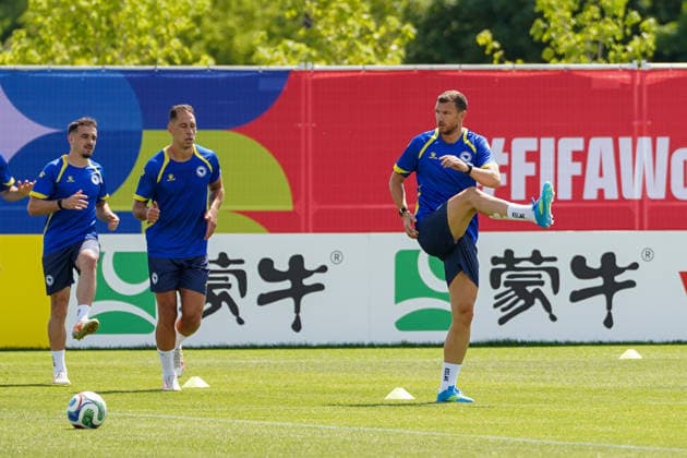 Bosnia and Herzegovina Training Day - 2026 FIFA World Cup, WM, Weltmeisterschaft, Fussball Edin DZEKO 11 of Bosnia and Herzegovina national football team warms-up during the training day ahead the 2026 FIFA World Cup Group B match against Canada at Centennial Park. on June 11, 2026 in Toronto, Canada. (Photo by Leonardo Ramirez Eyepix Group) Copyright: xLeonardoxRamirezx xEyepixxGroupx LR11062026-01079