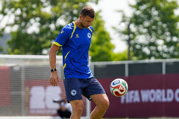 Bosnia and Herzegovina Training Day - 2026 FIFA World Cup, WM, Weltmeisterschaft, Fussball Edin DZEKO 11 of Bosnia and Herzegovina national football team warms-up during the training day ahead the 2026 FIFA World Cup Group B match against Canada at Centennial Park. on June 11, 2026 in Toronto, Canada. (Photo by Leonardo Ramirez Eyepix Group) Copyright: xLeonardoxRamirezx xEyepixxGroupx LR11062026-01251
