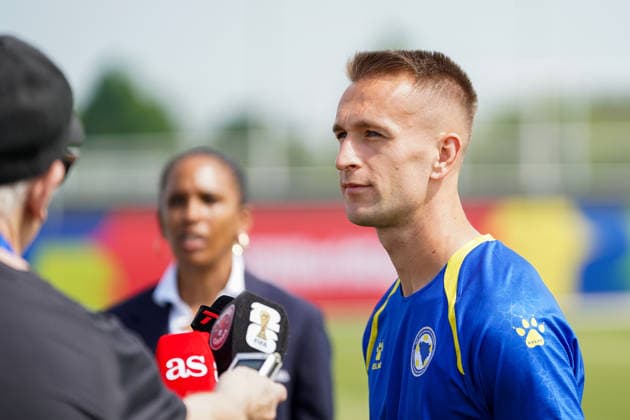 Bosnia and Herzegovina Training Day - 2026 FIFA World Cup, WM, Weltmeisterschaft, Fussball Amar MEMIC 15 of Bosnia and Herzegovina national football team attending media during the training day ahead the 2026 FIFA World Cup Group B match against Canada at Centennial Park. on June 11, 2026 in Toronto, Canada. (Photo by Leonardo Ramirez Eyepix Group) Copyright: xLeonardoxRamirezx xEyepixxGroupx LR11062026-00863