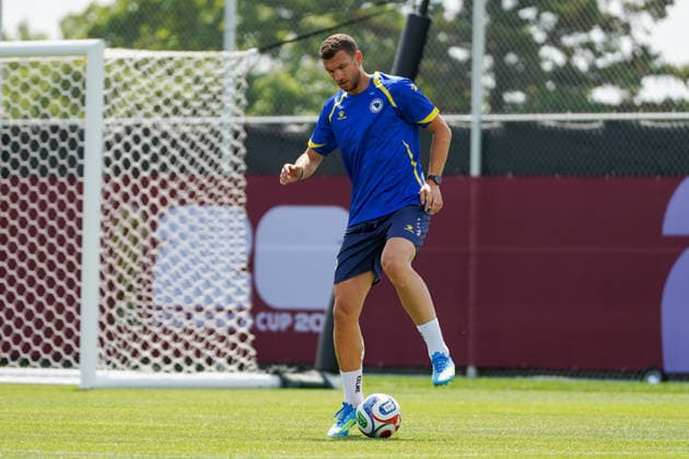 Bosnia and Herzegovina Training Day - 2026 FIFA World Cup, WM, Weltmeisterschaft, Fussball Edin DZEKO 11 of Bosnia and Herzegovina national football team warms-up during the training day ahead the 2026 FIFA World Cup Group B match against Canada at Centennial Park. on June 11, 2026 in Toronto, Canada. (Photo by Leonardo Ramirez Eyepix Group) Copyright: xLeonardoxRamirezx xEyepixxGroupx LR11062026-01201