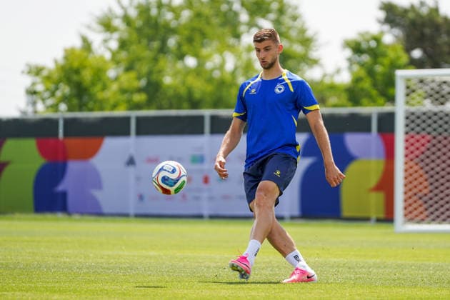 Bosnia and Herzegovina Training Day - 2026 FIFA World Cup, WM, Weltmeisterschaft, Fussball Jovo LUKIC 25 of Bosnia and Herzegovina national football team warms-up during the training day ahead the 2026 FIFA World Cup Group B match against Canada at Centennial Park. on June 11, 2026 in Toronto, Canada. (Photo by Leonardo Ramirez Eyepix Group) Copyright: xLeonardoxRamirezx xEyepixxGroupx LR11062026-01310