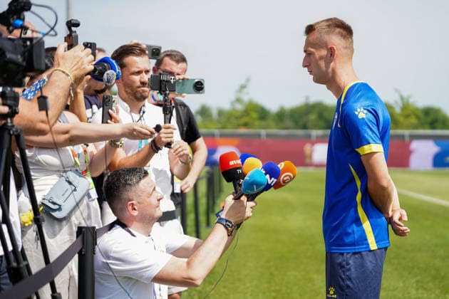 Bosnia and Herzegovina Training Day - 2026 FIFA World Cup, WM, Weltmeisterschaft, Fussball Amar MEMIC 15 of Bosnia and Herzegovina national football team attending media during the training day ahead the 2026 FIFA World Cup Group B match against Canada at Centennial Park. on June 11, 2026 in Toronto, Canada. (Photo by Leonardo Ramirez Eyepix Group) Copyright: xLeonardoxRamirezx xEyepixxGroupx LR11062026-00913