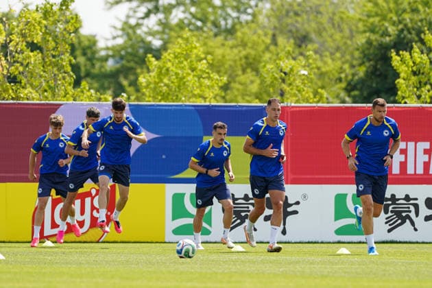 Bosnia and Herzegovina Training Day - 2026 FIFA World Cup, WM, Weltmeisterschaft, Fussball Bosnia and Herzegovina national football team warms-up during the training day ahead the 2026 FIFA World Cup Group B match against Canada at Centennial Park. on June 11, 2026 in Toronto, Canada. (Photo by Leonardo Ramirez Eyepix Group) Copyright: xLeonardoxRamirezx xEyepixxGroupx LR11062026-01115