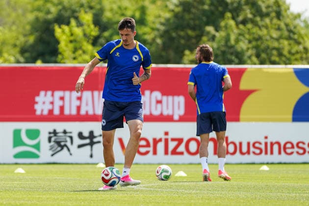 Bosnia and Herzegovina Training Day - 2026 FIFA World Cup, WM, Weltmeisterschaft, Fussball Stjepan RADELJIC 21 of Bosnia and Herzegovina national football team warms-up during the training day ahead the 2026 FIFA World Cup Group B match against Canada at Centennial Park. on June 11, 2026 in Toronto, Canada. (Photo by Leonardo Ramirez Eyepix Group) Copyright: xLeonardoxRamirezx xEyepixxGroupx LR11062026-01178
