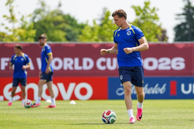 Bosnia and Herzegovina Training Day - 2026 FIFA World Cup, WM, Weltmeisterschaft, Fussball Dzenis BURNIC 17 of Bosnia and Herzegovina national football team warms-up during the training day ahead the 2026 FIFA World Cup Group B match against Canada at Centennial Park. on June 11, 2026 in Toronto, Canada. (Photo by Leonardo Ramirez Eyepix Group) Copyright: xLeonardoxRamirezx xEyepixxGroupx LR11062026-01184