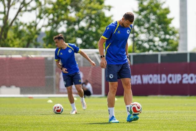 Bosnia and Herzegovina Training Day - 2026 FIFA World Cup, WM, Weltmeisterschaft, Fussball Edin DZEKO 11 of Bosnia and Herzegovina national football team warms-up during the training day ahead the 2026 FIFA World Cup Group B match against Canada at Centennial Park. on June 11, 2026 in Toronto, Canada. (Photo by Leonardo Ramirez Eyepix Group) Copyright: xLeonardoxRamirezx xEyepixxGroupx LR11062026-01263