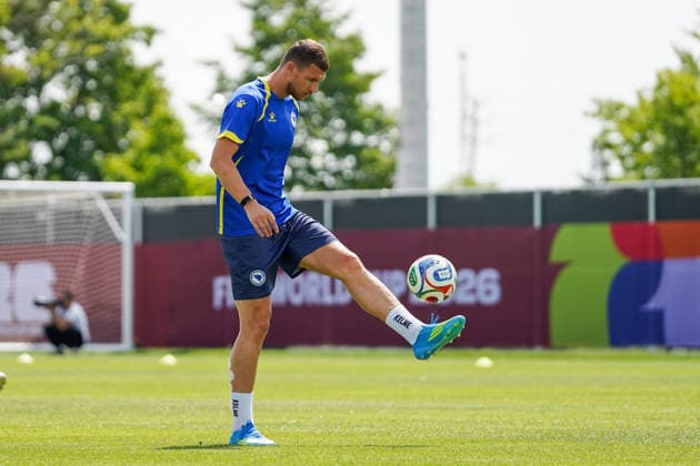 Bosnia and Herzegovina Training Day - 2026 FIFA World Cup, WM, Weltmeisterschaft, Fussball Edin DZEKO 11 of Bosnia and Herzegovina national football team warms-up during the training day ahead the 2026 FIFA World Cup Group B match against Canada at Centennial Park. on June 11, 2026 in Toronto, Canada. (Photo by Leonardo Ramirez Eyepix Group) Copyright: xLeonardoxRamirezx xEyepixxGroupx LR11062026-01270