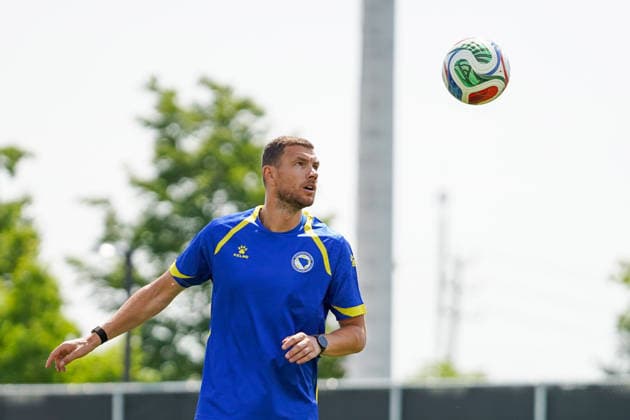 Bosnia and Herzegovina Training Day - 2026 FIFA World Cup, WM, Weltmeisterschaft, Fussball Edin DZEKO 11 of Bosnia and Herzegovina national football team warms-up during the training day ahead the 2026 FIFA World Cup Group B match against Canada at Centennial Park. on June 11, 2026 in Toronto, Canada. (Photo by Leonardo Ramirez Eyepix Group) Copyright: xLeonardoxRamirezx xEyepixxGroupx LR11062026-01275