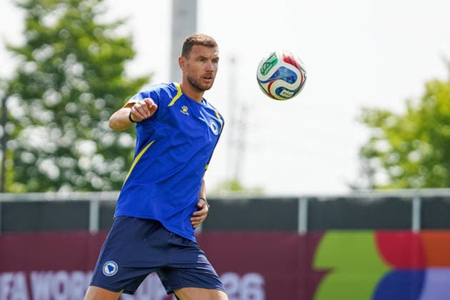 Bosnia and Herzegovina Training Day - 2026 FIFA World Cup, WM, Weltmeisterschaft, Fussball Edin DZEKO 11 of Bosnia and Herzegovina national football team warms-up during the training day ahead the 2026 FIFA World Cup Group B match against Canada at Centennial Park. on June 11, 2026 in Toronto, Canada. (Photo by Leonardo Ramirez Eyepix Group) Copyright: xLeonardoxRamirezx xEyepixxGroupx LR11062026-01278