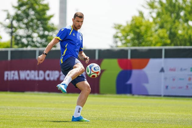 Bosnia and Herzegovina Training Day - 2026 FIFA World Cup, WM, Weltmeisterschaft, Fussball Edin DZEKO 11 of Bosnia and Herzegovina national football team warms-up during the training day ahead the 2026 FIFA World Cup Group B match against Canada at Centennial Park. on June 11, 2026 in Toronto, Canada. (Photo by Leonardo Ramirez Eyepix Group) Copyright: xLeonardoxRamirezx xEyepixxGroupx LR11062026-01280