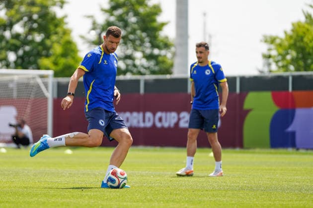 Bosnia and Herzegovina Training Day - 2026 FIFA World Cup, WM, Weltmeisterschaft, Fussball Edin DZEKO 11 of Bosnia and Herzegovina national football team warms-up during the training day ahead the 2026 FIFA World Cup Group B match against Canada at Centennial Park. on June 11, 2026 in Toronto, Canada. (Photo by Leonardo Ramirez Eyepix Group) Copyright: xLeonardoxRamirezx xEyepixxGroupx LR11062026-01290