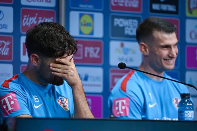 Alexandria, USA, 110626. Croatian national team, Nationalteam players Martin Baturina and Dominik Livakovic at he press conference, PK, Pressekonferenz in the base camp during the FIFA World Cup, WM, Weltmeisterschaft, Fussball Photo: Boris Kovacev CROPIX Copyright: xxBorisxKovacevx xCROPIXx press_hrvatska1-110626