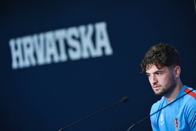 Alexandria, USA, 110626. Croatian national team, Nationalteam players Martin Baturina and Dominik Livakovic at he press conference, PK, Pressekonferenz in the base camp during the FIFA World Cup, WM, Weltmeisterschaft, Fussball Photo: Boris Kovacev CROPIX Copyright: xxBorisxKovacevx xCROPIXx press_hrvatska4-110626