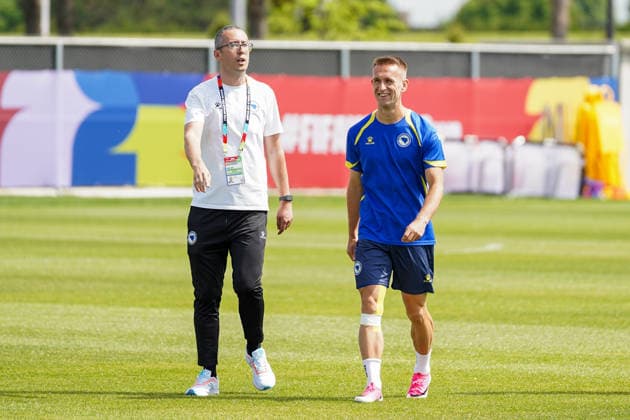 June 11, 2026, Toronto, Ciudad de Mexico, Canada: Amar MEMIC 15 of Bosnia and Herzegovina national football team warms-up during the training day ahead the 2026 FIFA World Cup, WM, Weltmeisterschaft, Fussball Group B match against Canada at Centennial Park. on June 11, 2026 in Toronto, Canada. Bosnia And Herzegovina Training Day - 2026 FIFA World Cup  - ZUMAe321 20260611_zsa_e321_030 Copyright: xLeonardoxRamirezx