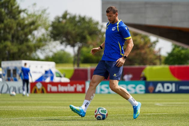 June 11, 2026, Toronto, Ciudad de Mexico, Canada: Edin DZEKO 11 of Bosnia and Herzegovina national football team warms-up during the training day ahead the 2026 FIFA World Cup, WM, Weltmeisterschaft, Fussball Group B match against Canada at Centennial Park. on June 11, 2026 in Toronto, Canada. Bosnia And Herzegovina Training Day - 2026 FIFA World Cup  - ZUMAe321 20260611_zsa_e321_038 Copyright: xLeonardoxRamirezx