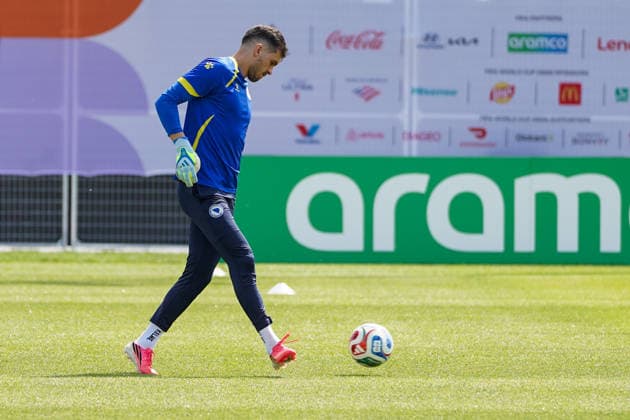 June 11, 2026, Toronto, Ciudad de Mexico, Canada: Martin ZLOMISLIC 22 of Bosnia and Herzegovina national football team warms-up during the training day ahead the 2026 FIFA World Cup, WM, Weltmeisterschaft, Fussball Group B match against Canada at Centennial Park. on June 11, 2026 in Toronto, Canada. Bosnia And Herzegovina Training Day - 2026 FIFA World Cup  - ZUMAe321 20260611_zsa_e321_041 Copyright: xLeonardoxRamirezx