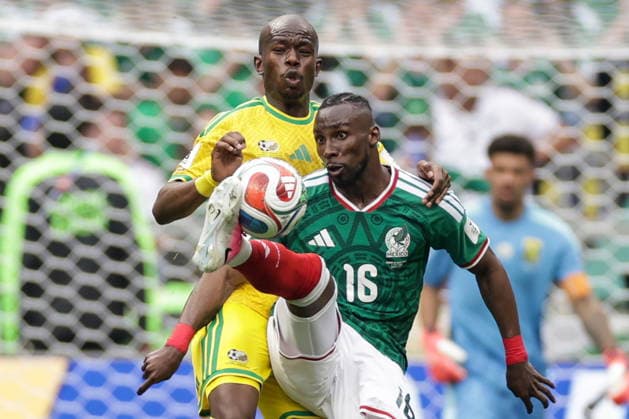 MEXICO, MEXICO Mexico City - JUNE 11, 2026: Mexico s Julian Quinones (R) and South Africa s Nkosinathi Sibisi fight for the ball in the 2026 FIFA World Cup, WM, Weltmeisterschaft, Fussball Group A football match between Mexico and South Africa at Mexico City Stadium FIFA World Cup 2026 Group Stage: Mexico Vs South Africa  - ZUMAt113 20260611_zaa_t113_411 Copyright: xMikhailxSinitsynx