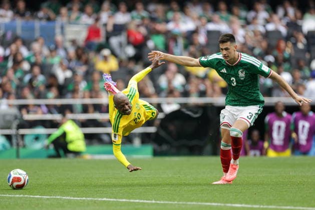 MEXICO, MEXICO CITY - JUNE 11, 2026: South Africa s Khuliso Mudau (L) and Mexico s Cesar Montes fight for the ball in the 2026 FIFA World Cup, WM, Weltmeisterschaft, Fussball Group A football match between Mexico and South Africa at Mexico City Stadium. Mikhail Sinitsyn TASS  93685915