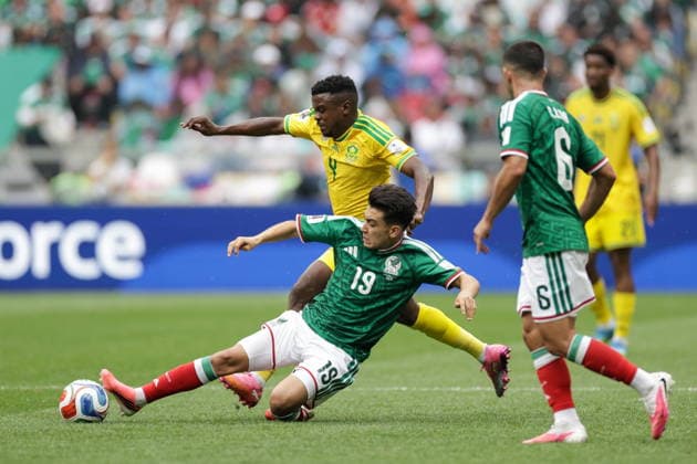 MEXICO, MEXICO CITY - JUNE 11, 2026: Mexico s Gilberto Mora, South Africa s Teboho Mokoena and Mexico s Erik Lira (L-R) fight for the ball in the 2026 FIFA World Cup, WM, Weltmeisterschaft, Fussball Group A football match between Mexico and South Africa at Mexico City Stadium. Mikhail Sinitsyn TASS  93686017