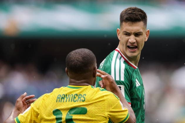MEXICO, MEXICO Mexico City - JUNE 11, 2026: South Africa s Iqraam Rayners (L) and Mexico s Cesar Montes fight for the ball in the 2026 FIFA World Cup, WM, Weltmeisterschaft, Fussball Group A football match between Mexico and South Africa at Mexico City Stadium FIFA World Cup 2026 Group Stage: Mexico Vs South Africa  - ZUMAt113 20260611_zaa_t113_414 Copyright: xMikhailxSinitsynx