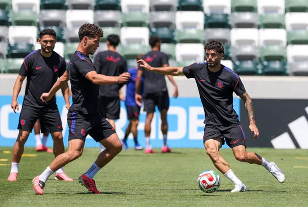 (260612) -- LOS ANGELES, June 12, 2026 -- Christian Pulisic (front R) of Team USA attends a training session ahead of the group stage match against Paraguay at the FIFA World Cup, WM, Weltmeisterschaft, Fussball 2026 in Los Angeles, the United States, on June 11, 2026. ) (SP)U.S.-LOS ANGELES-FOOTBALL-FIFA WORLD CUP-TEAM USA-TRAINING MaoxSiqian 