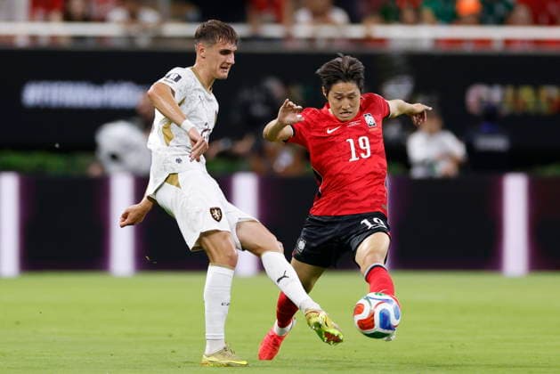FIFA World Cup, WM, Weltmeisterschaft, Fussball 2026 - Group A - South Korea vs Czechia Kang-in Lee (R) of South Korea vies for the ball with Alexandr Sojka of Czechia during the FIFA World Cup 2026 Group A match between South Korea and Czechia in Guadalajara, Mexico, 11 June 2026. GUADALAJARA Mexico  Copyright: xFRANCISCOxGUASCOx
